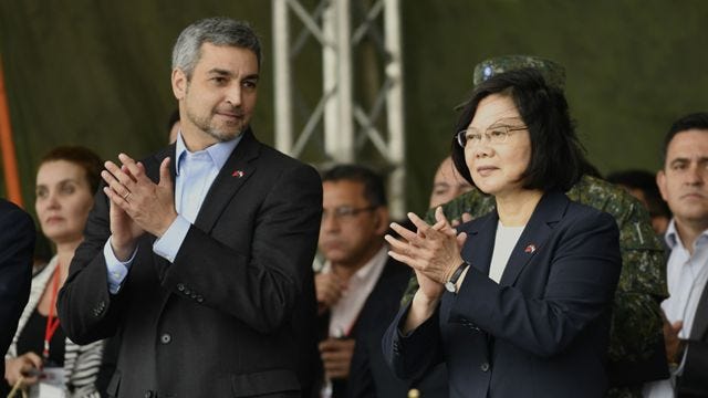 Mario Abdo Benítez y Tsai Ing-wen en octubre de 2018 en Taiwán