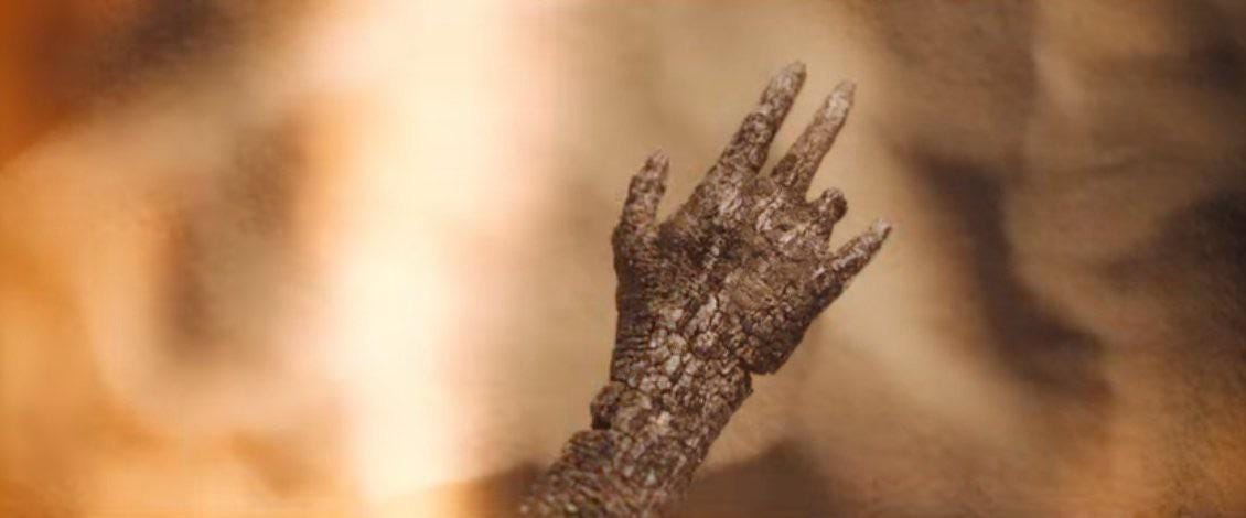 Does anybody else thinks this is Leto's hand after the attack on Arakeen? :  r/dune