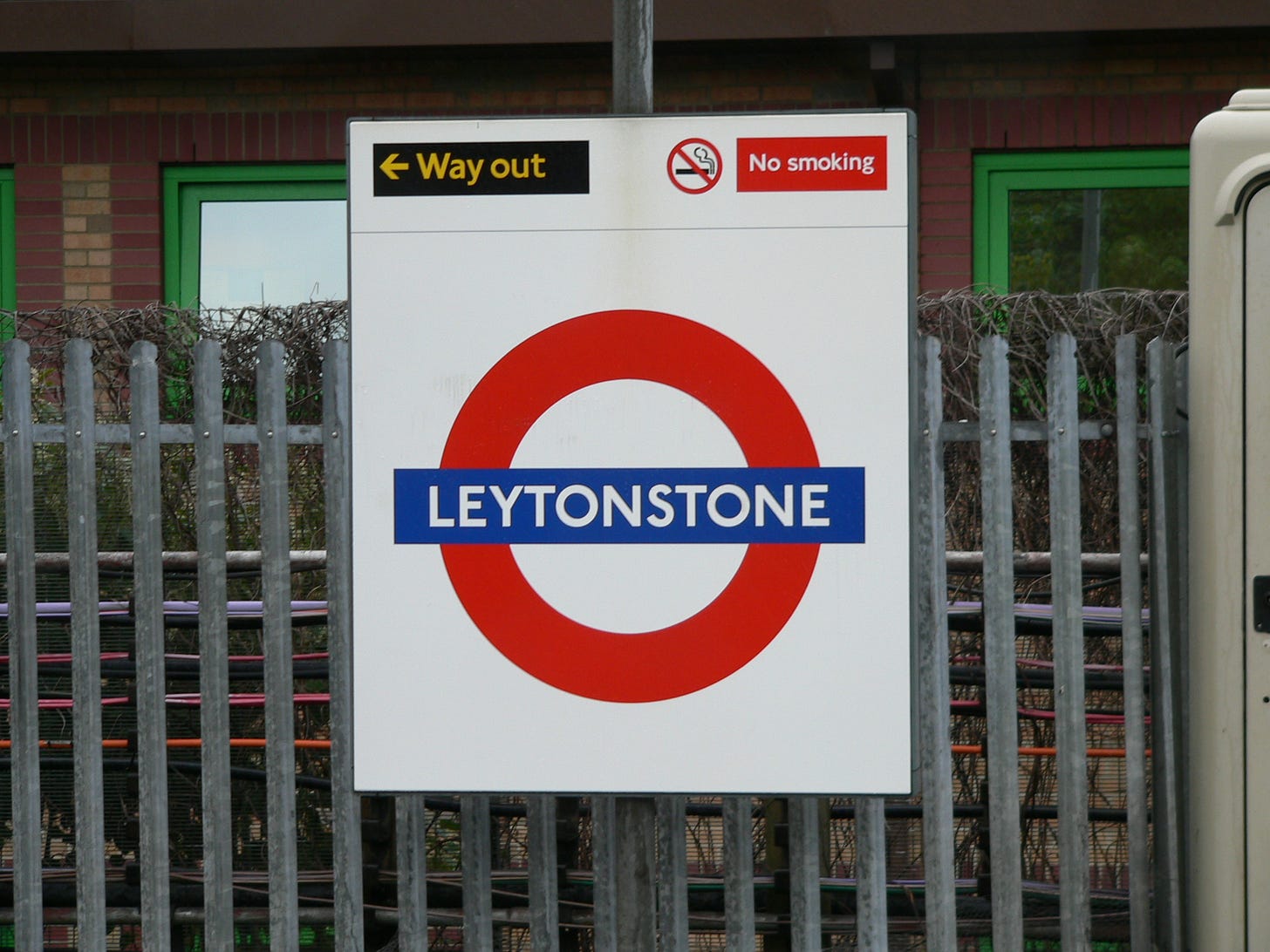A fonte Johnston usada na sinalização da estação Leytonstone.