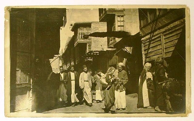 https://upload.wikimedia.org/wikipedia/commons/thumb/e/e6/Street_Scene%2C_Baghdad%2C_1917-1919.jpg/640px-Street_Scene%2C_Baghdad%2C_1917-1919.jpg