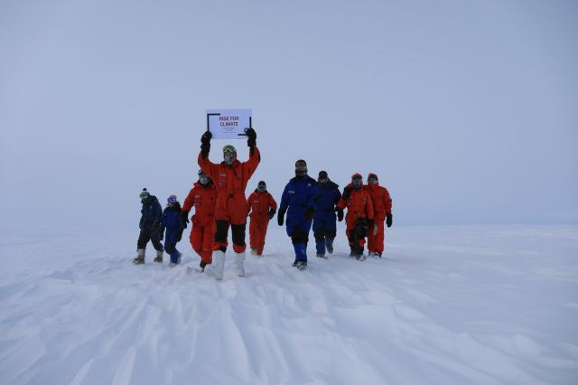 La marche pour le climat des scientifiques de la station Concordia en Antarctique. Photo par Marco Buttu, ©PNRA/IPEV. La marche pour le climat des scientifiques de la station Concordia en Antarctique. Photo par Marco Buttu, ©PNRA/IPEV.