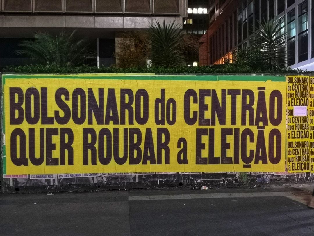 “Bolsonaro do Centrão quer roubar a eleição”, série de cartazes contra a política autoritária do presidente.