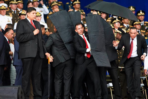 Охорона прикрила Мадуро, як він сам сказав, "ковдрою кохання" (AP)