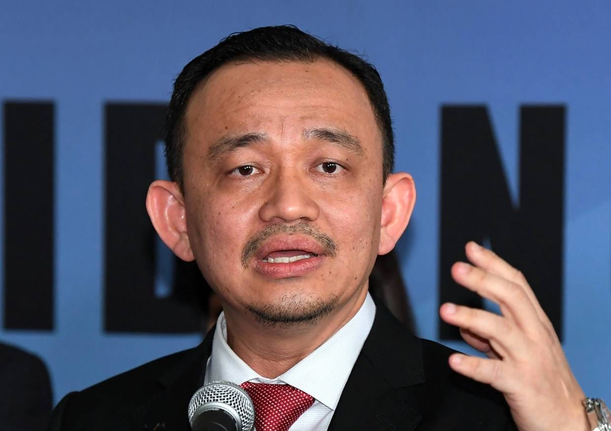 Angry villagers confront Maszlee at Simpang Renggam flood relief centre |  The Star