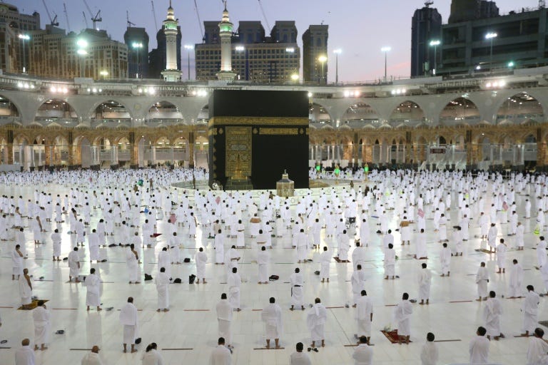 Immunised&#39; Muslim pilgrims in Mecca as Ramadan begins