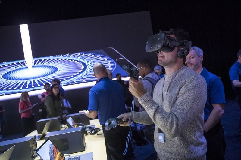 Un participant porte un casque de réalité virtuelle HTC Vive lors de la conférence Apple WWDC en2017. Photographe: David Paul Morris/Bloomberg