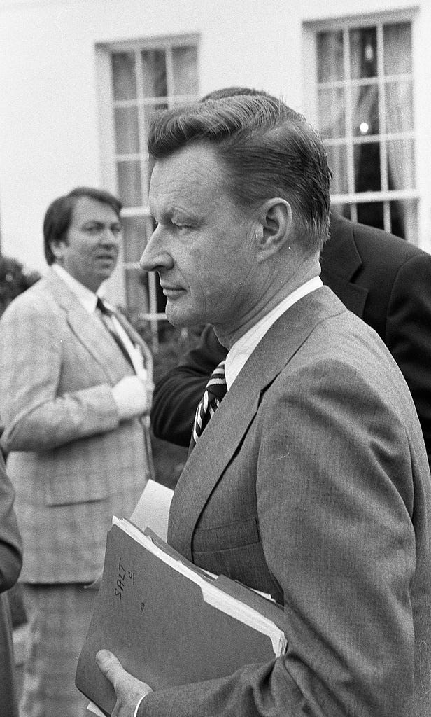 Zbigniew Brzezinski en una reunión con líderes del Congreso sobre las conversaciones salt en 1977. (Biblioteca del Congreso)