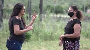 duas mulheres conversando em linguagem de sinais própria 