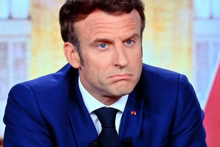À peine Emmanuel Macron arrivé au pouvoir, France 2 diffusait deux documentaires embarrassants pour l’Élysée : un Cash investigation sur la souffrance au travail qui mettait en lumière les pratiques antisyndicales des centres d’appels de Free, l’opérateur téléphonique de Xavier Niel, alors soutien notoire d’Emmanuel Macron.