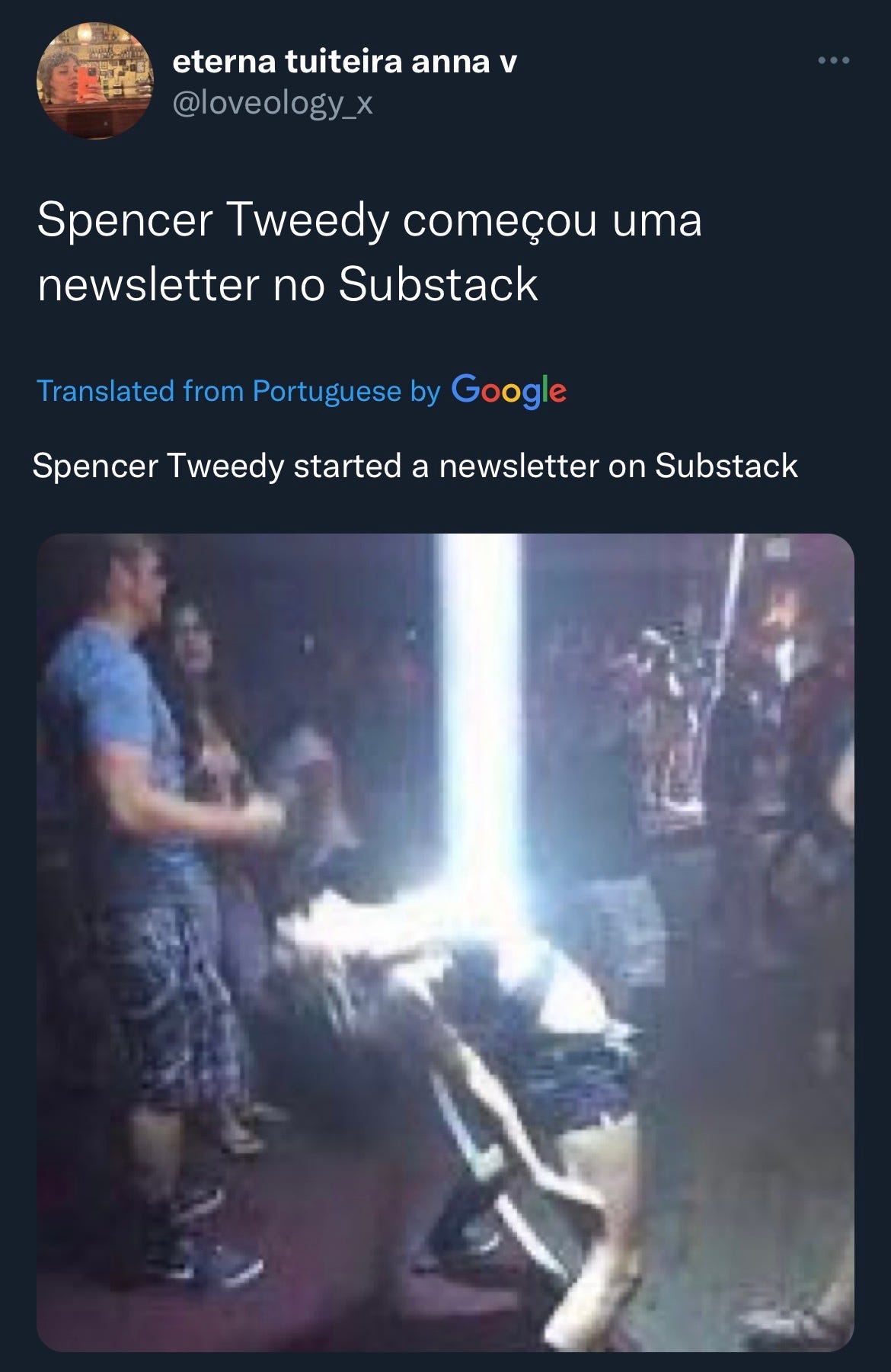 A tweet from user @loveology_x in Portuguese that says ‘Spencer Tweedy started a newsletter on Substack,’ accompanied by a meme of light emanating dramatically from a festivalgoer’s chest.