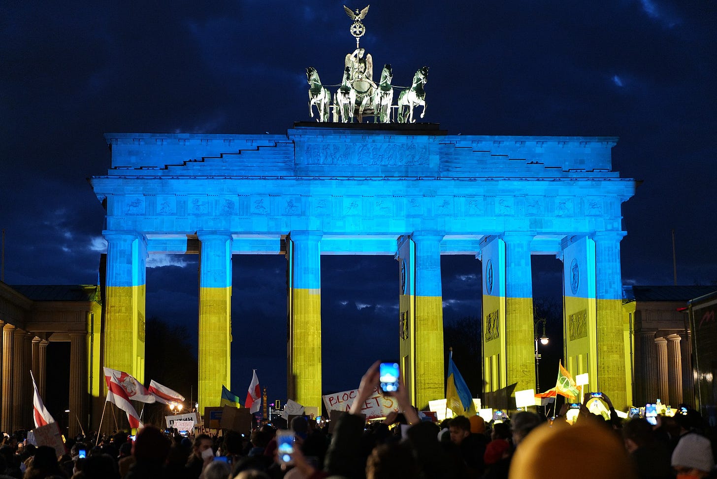 The Brandenburg Gate in Berlin, Germany illuminated with the colours of the Ukrainian flag on February 24, 2022 in solidarity against Russia's invasion of Ukraine. (Image: Leonhard Lenz, CC0, via Wikimedia Commons)