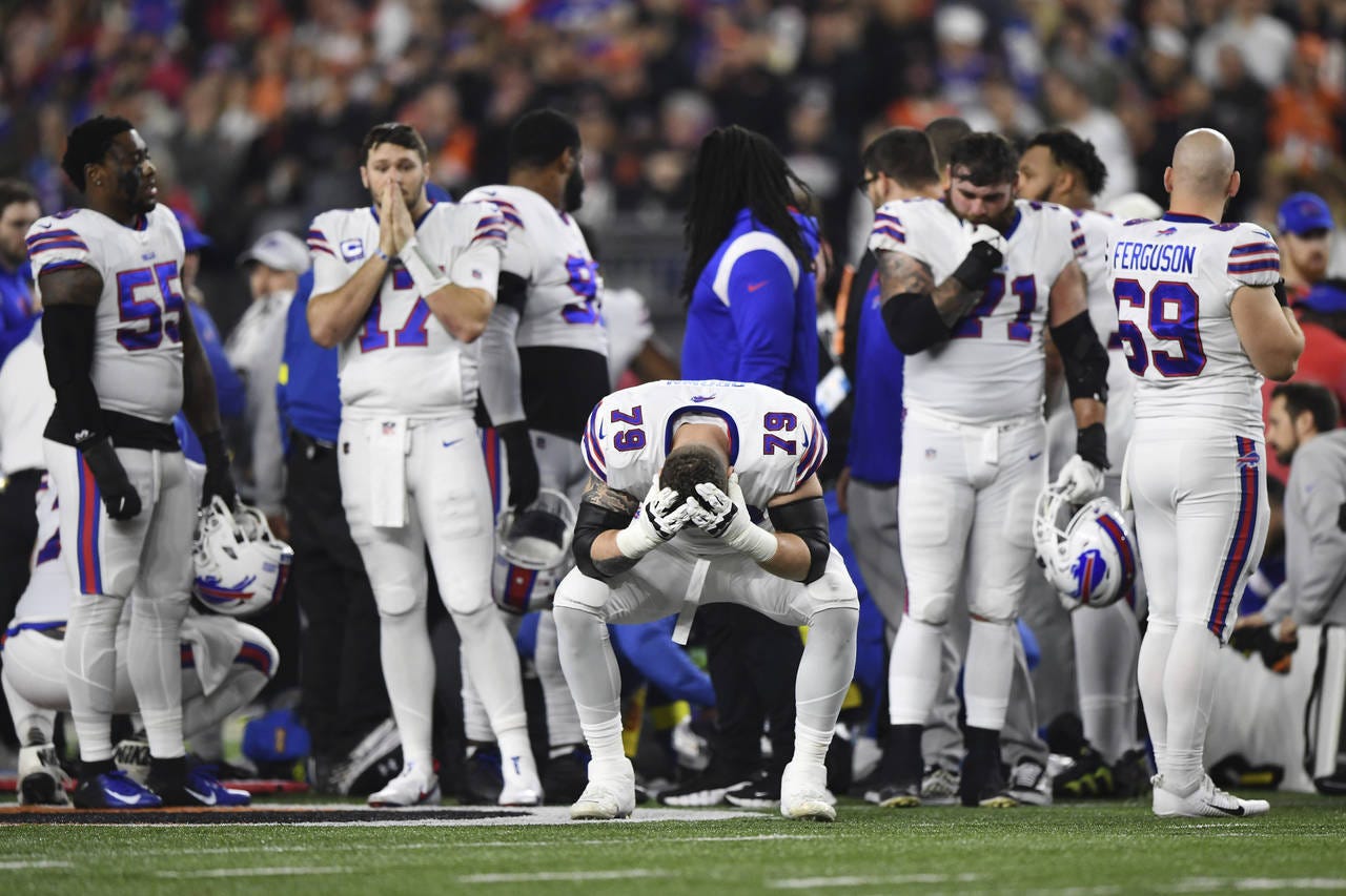 Bickley: Bills' Damar Hamlin collapses on field in frightening moment