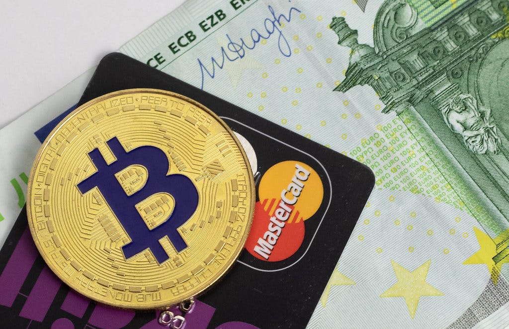 Eine Bitcoin-Münze auf einer schwarzen Kreditkarte und ein… | Flickr