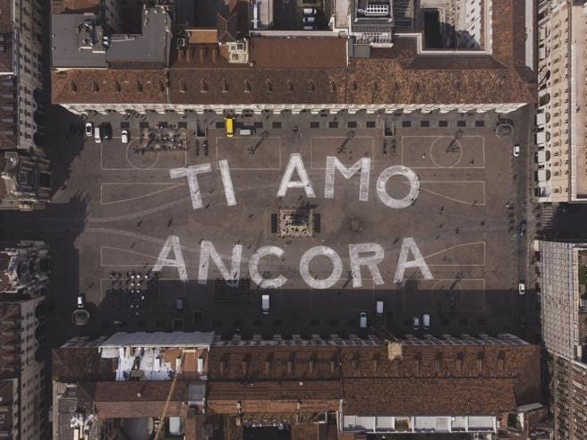 Torino, in piazza San Carlo una gigantesca scritta: «Ti amo ancora».  Dedicata al Pianeta Terra- Corriere.it
