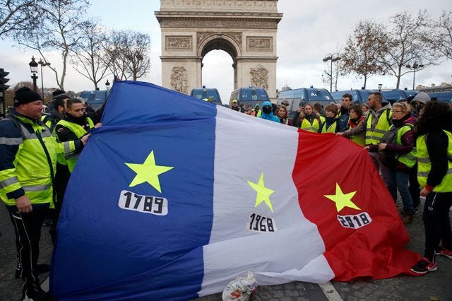 1789, 1968, 2018 : les manifestants brandissent un drapeau français devant l'Arc de Triomphe samedi 8 décembre 2018