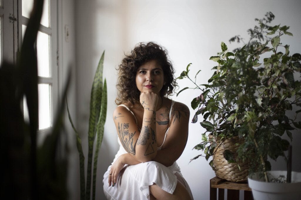 Camila Martins, autora de “Três segundos de frente para o abismo” (Editora Tamuatá)