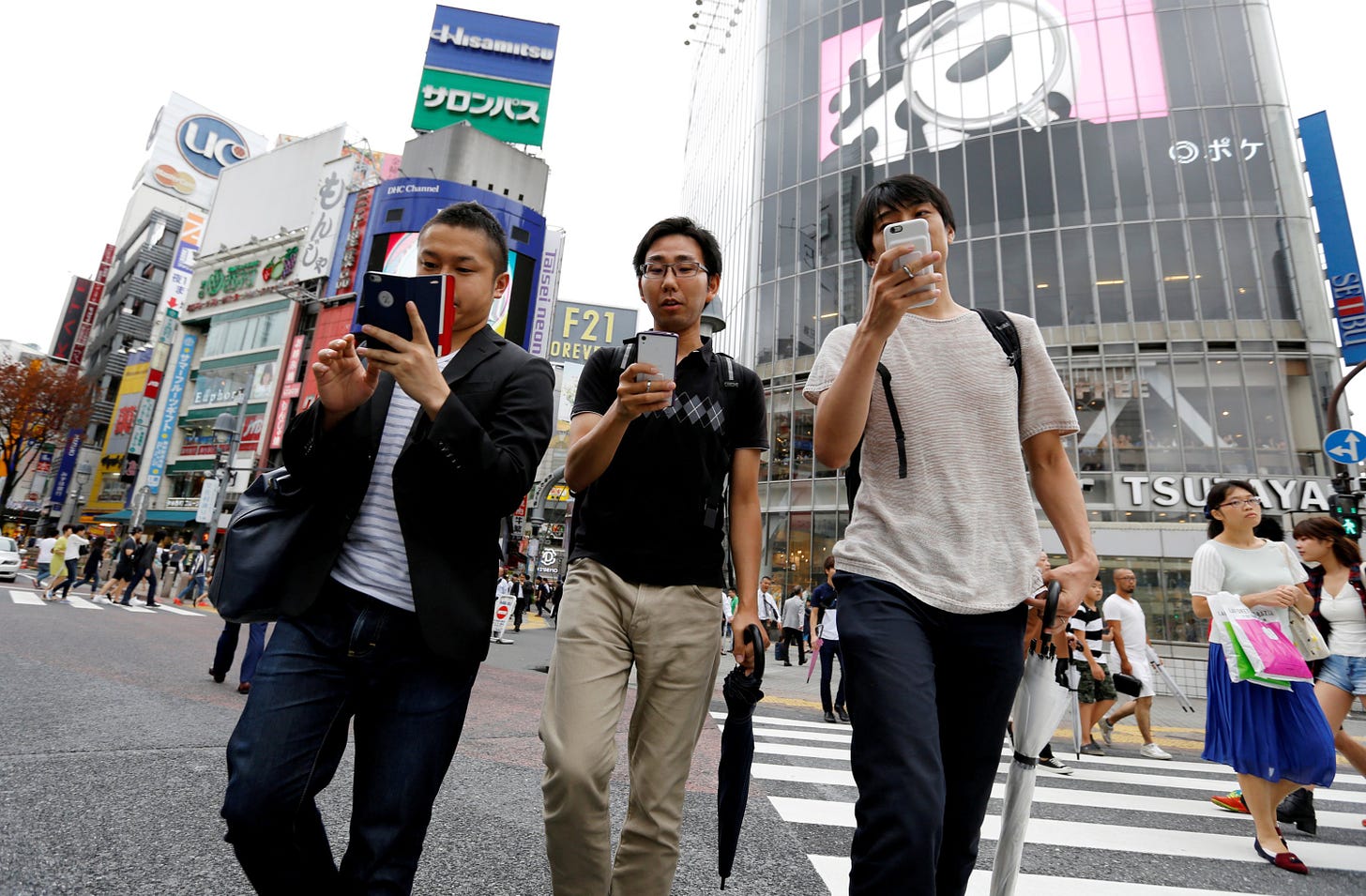 Japan's Yamato aims to ban phone use while walking | Daily Sabah