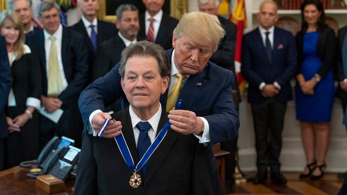 Arthur Laffer tar emot Medal of Freedom av president Donald Trump under en ceremoni i Vita huset 2019. Foto: Vita huset