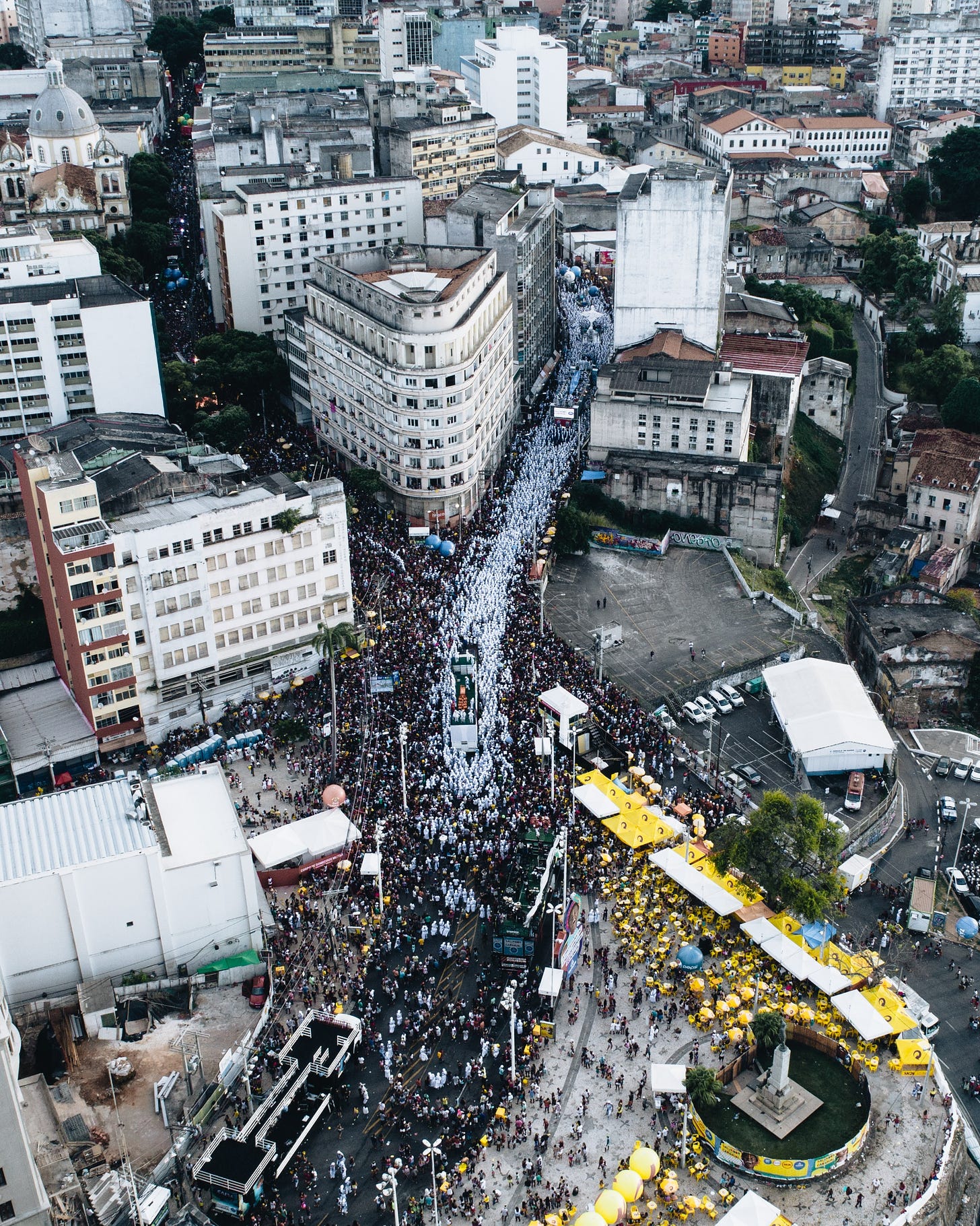 Fotografia aérea de Slavador em um dia de carnaval: as ruas apinhadas de gente, prédios, um sem-fim de paisagem urbana típica
