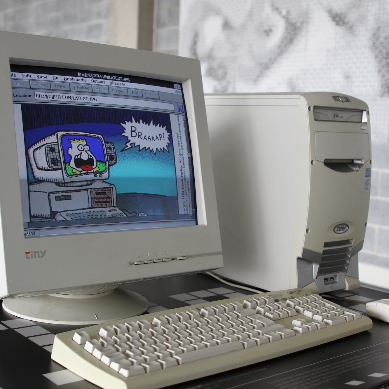 I Surfed the Wholesome Web of the 1990s at This Historically Accurate  Internet Cafe