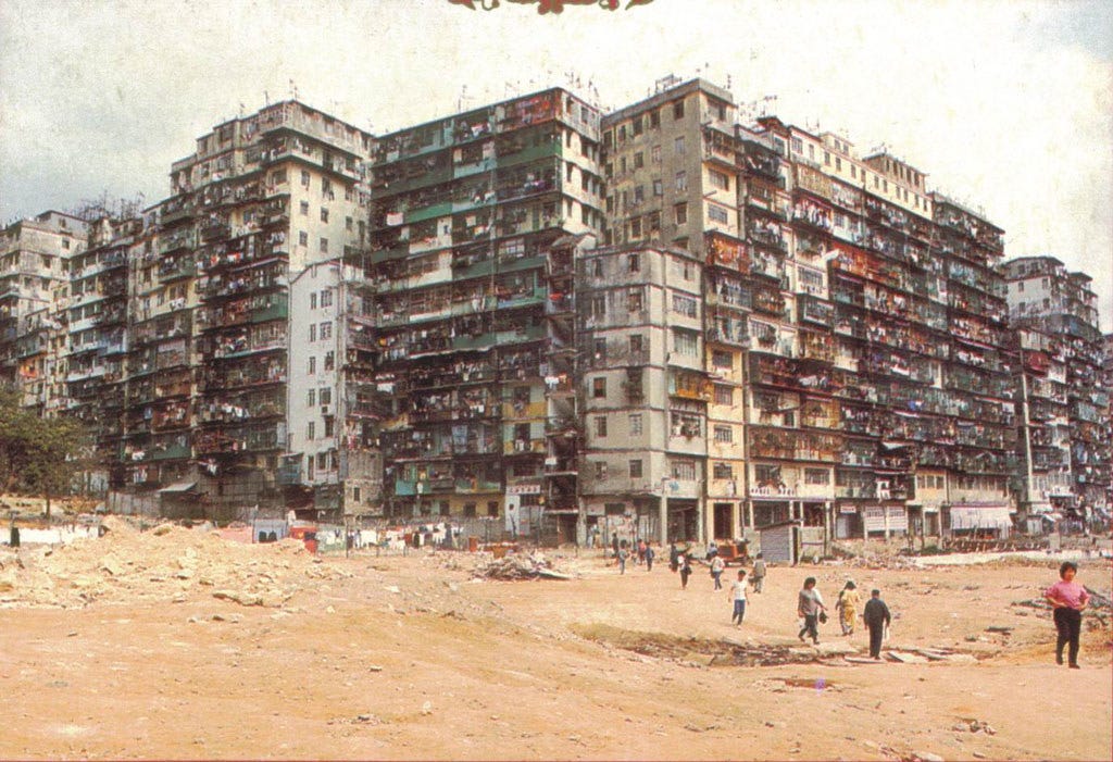 Kowloon Walled City 九龍城寨 - Photos - 80年代-城寨外望.jpg