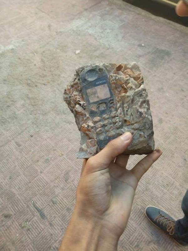 The Nokia Fossil! Probably still has 50% battery left! - Credit: reddit/u/SexyHotBabe