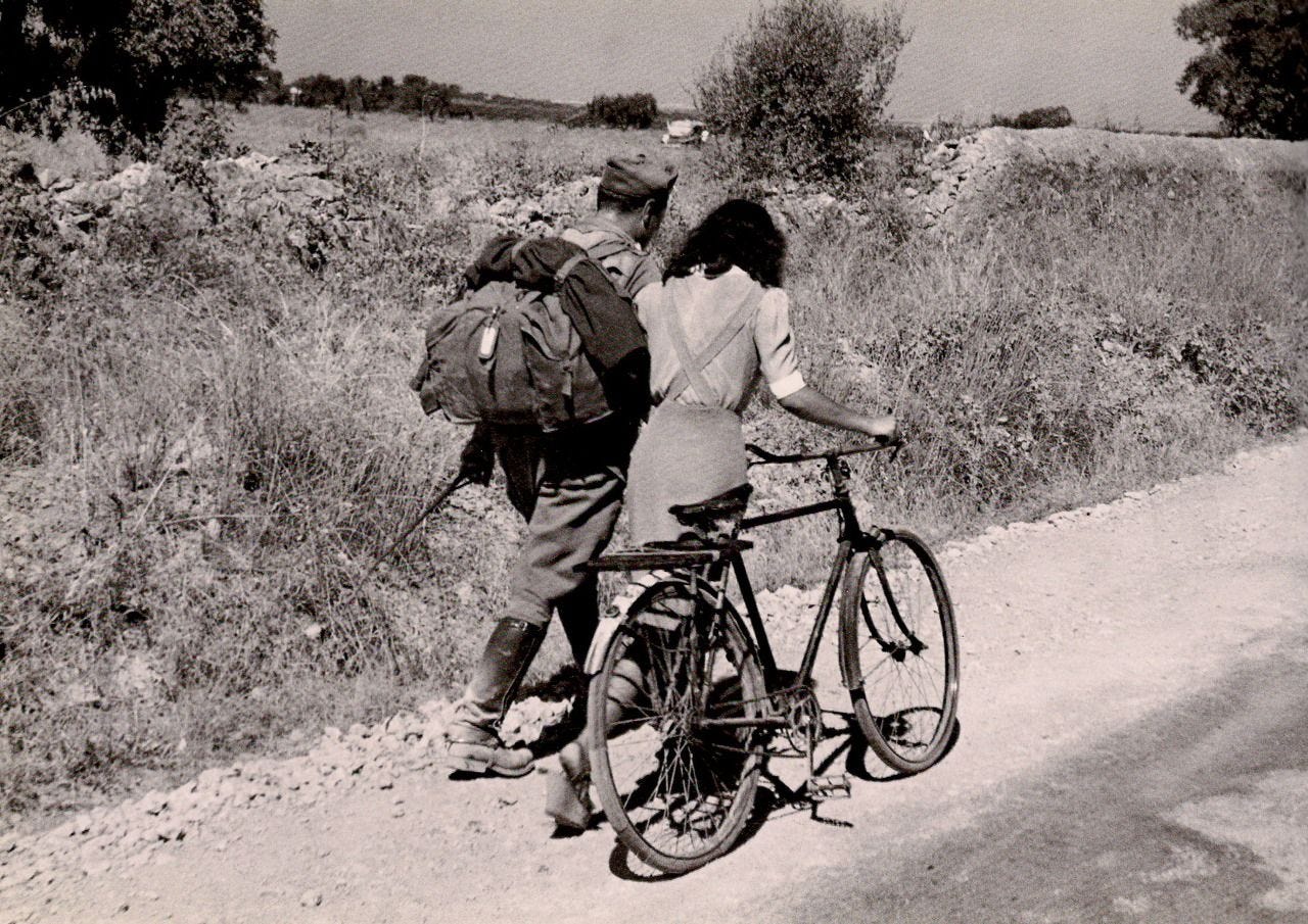 Robert Capa, Lovers Parting, Sicily 1943. | Robert capa, War photography,  Magnum photos
