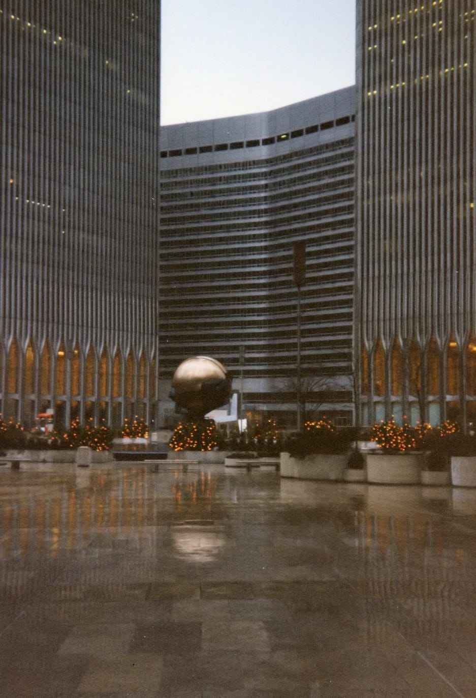 File:Austin Tobin Plaza Marriott World Trade Center - 1995.jpg - Wikimedia  Commons