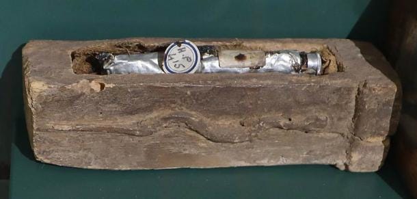 A tube of mummy brown in a “coffin” which was probably originally made for an eel or a snake. Now in the collection of the Bolton Library in England. (Geni / CC BY-SA 4.0)