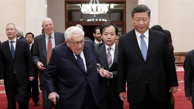 China's President Xi Jinping (centre R) and former US Secretary of State Henry Kissinger