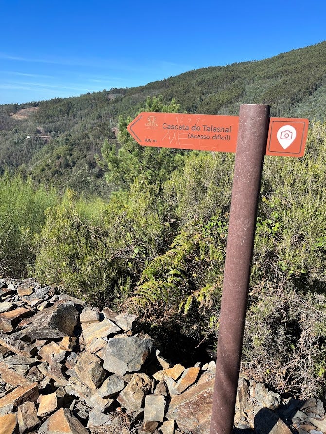 Signpost which reads: "Cascata do Talasnal" (Acesso dificil)