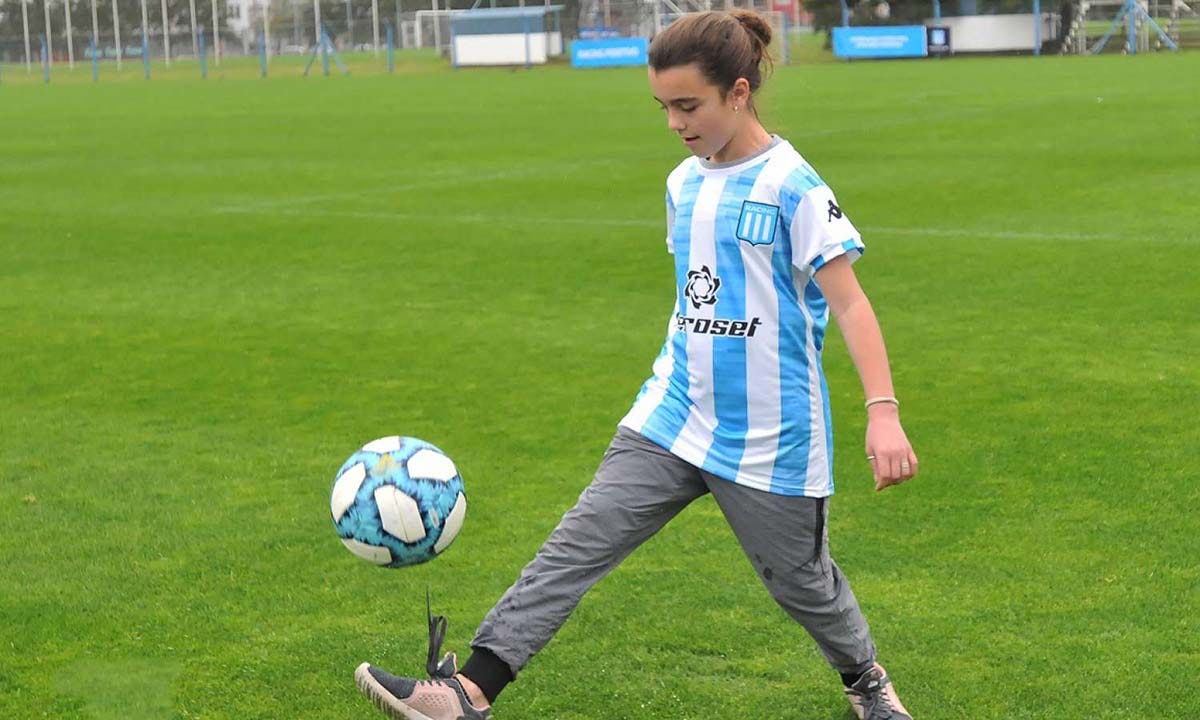 Entrenó con Racing la nena a la que le impiden ser fichada como futbolista  – La Brújula 24