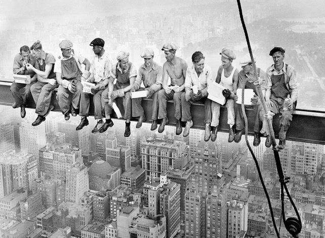 lunch atop a skyscraper (new york construction workers lunching on a  crossbeam) is a famous blac… | Arte fotográfico, Fotos de paisajes  hermosos, Fotografía vintage