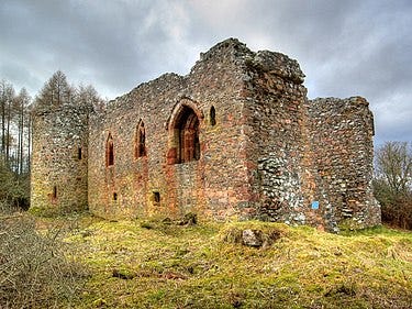 Photo of Rait Castle: a ruined 13th-century hall house, much of which is still standing, with a tower at one corner.