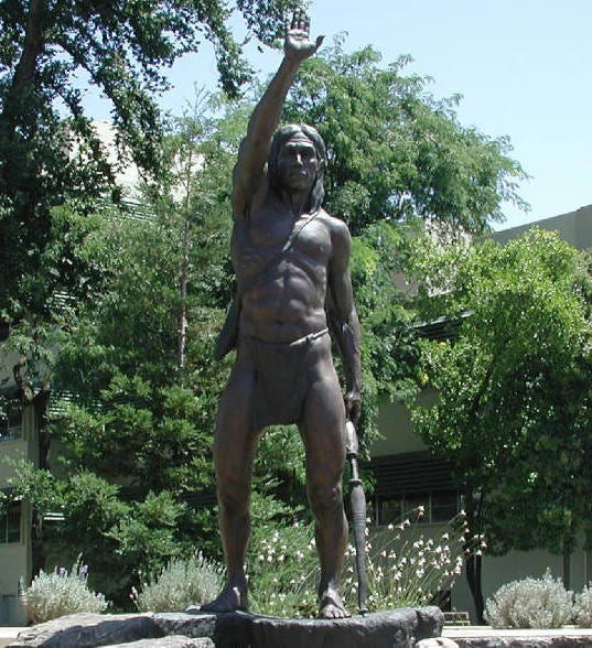 photo of statue of Estanislao