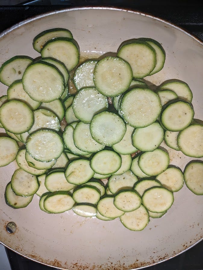 Skillet with several layers of zucchini