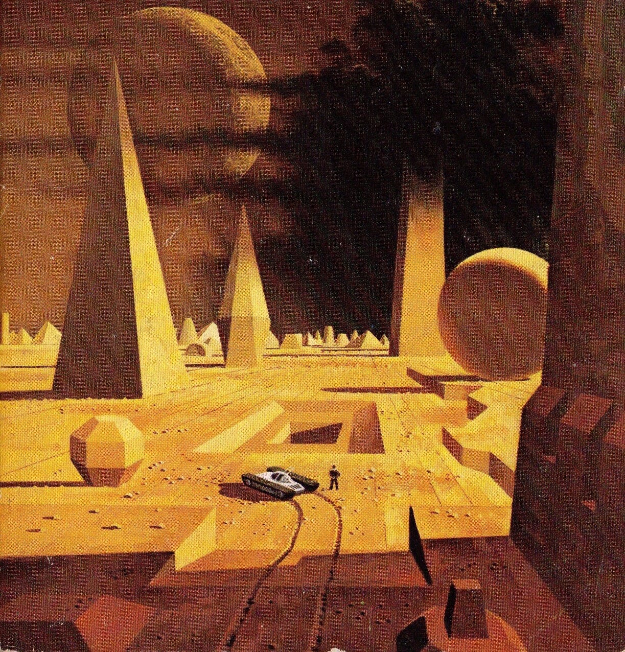Paisagens de construções arenosas com formas sólidas piramidais e esféricas, com um ateróide ao fundo e um veículo simples no solo, no centro marrom claro da imagem, com uma pessoa ao lado - tudo pequeno, ao longe.