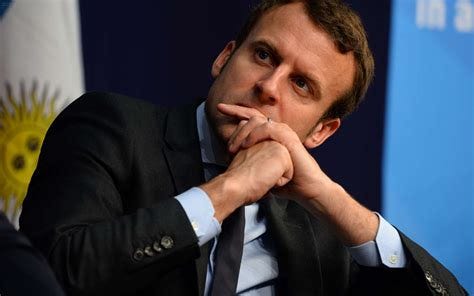 Bousculé, Emmanuel Macron a subi des jets d'oeufs à ...