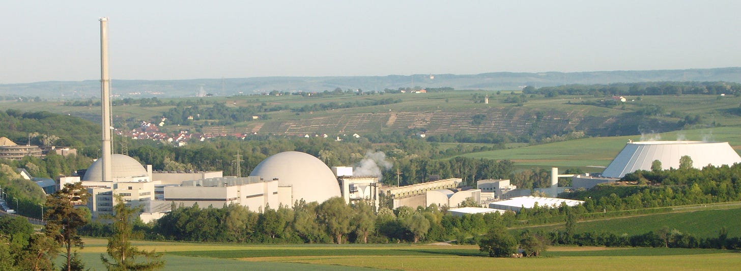 https://upload.wikimedia.org/wikipedia/commons/4/48/Atomkraftwerk_GKN_Neckarwestheim.JPG