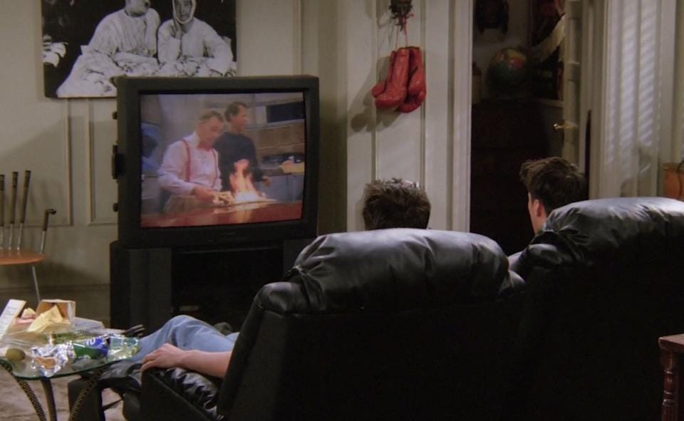 Newsletter Tamara Tossi Chandler y Ross viendo la televisión