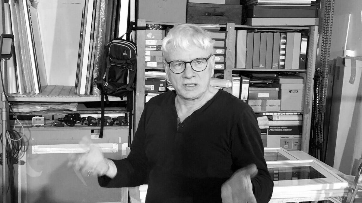 The photographer and art award winner Micha Winkler (1958-2022) - here in July 2022 in his studio in Elisenau - has died.