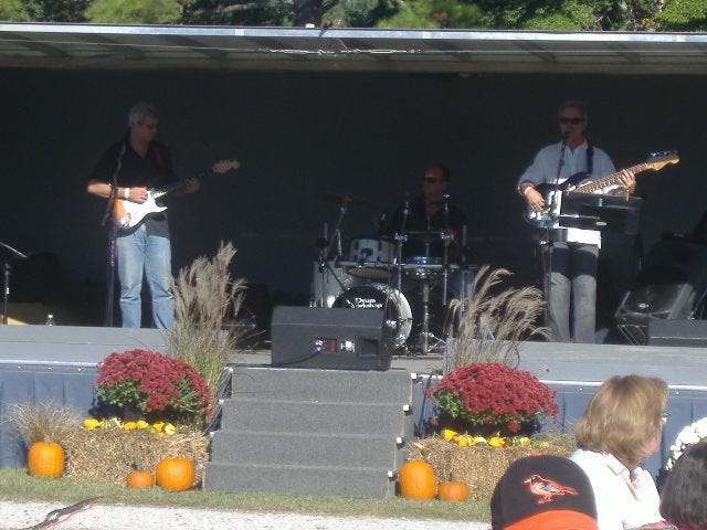 Bassist Paul Cullen and his combo had a great crowd of onlookers and played a mix of their originals, jazz, and classic rock.