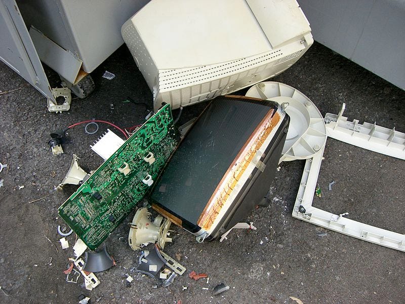 File:2007 broken computer 347361369.jpg