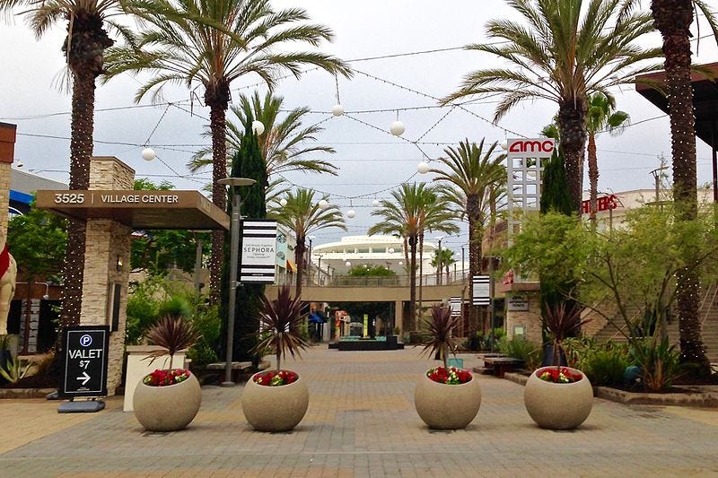 File:Lifestyle Court, Del Amo Fashion Center.jpg