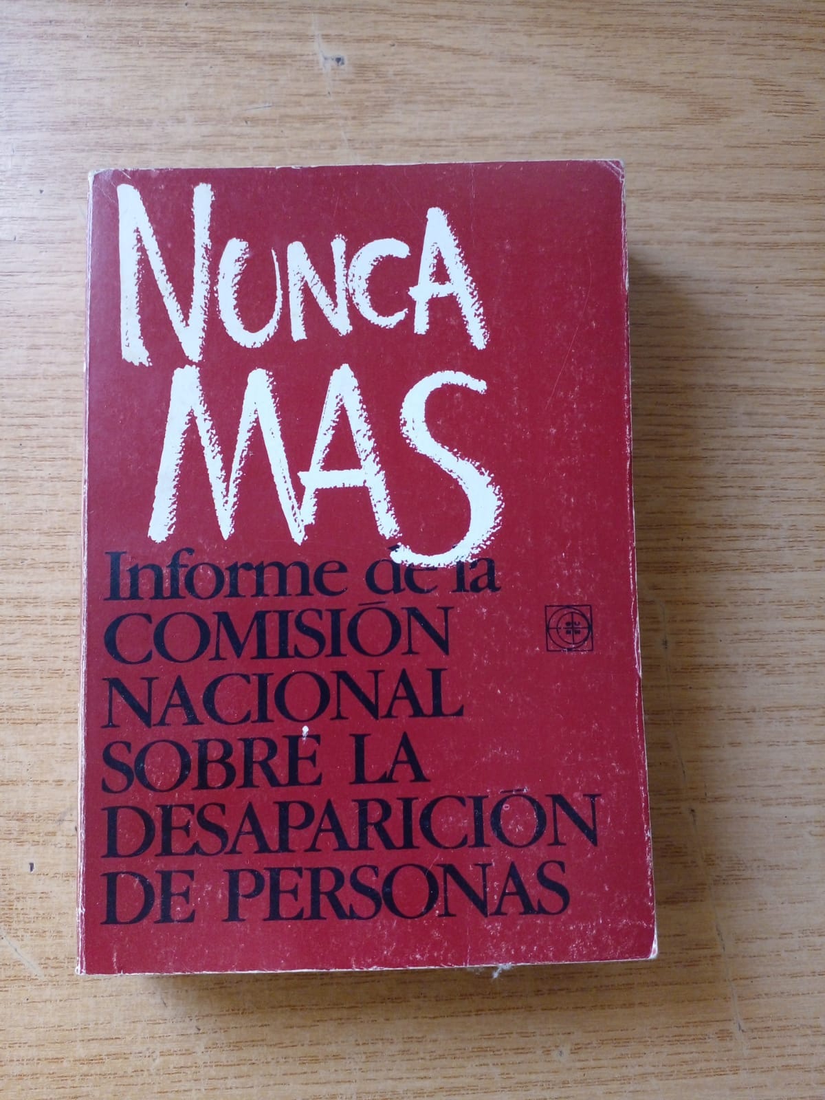 Livro com capa vermelha, com título em espanhol "Nunca mas"