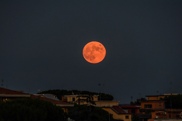 La Lune vue depuis Rome, le 16 juillet 2019 - Andreas SOLARO / AFP