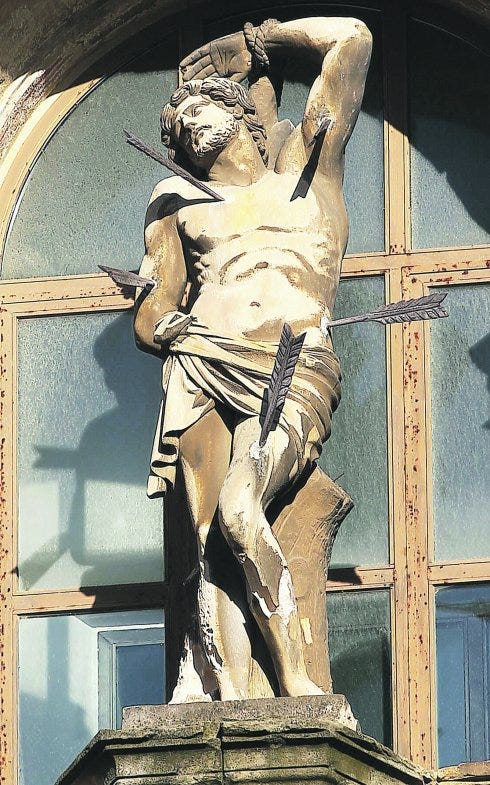 Imagen del santo asaeteado en la portada de la basílicia de Santa María./