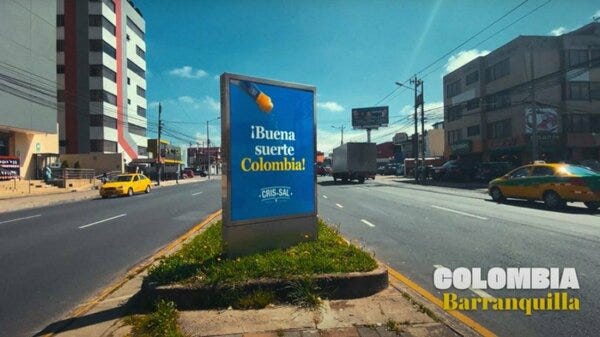 Propaganda "muy amiga" da Cris-Sal em uma rua de Barranquilla, na Colômbia