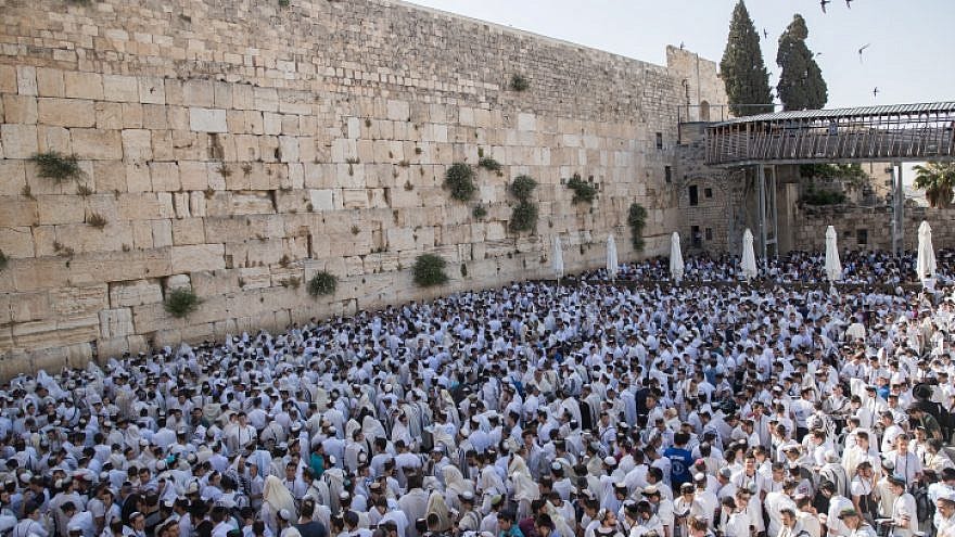 Jews flock to Temple Mount for Jerusalem Day, despite Arabs riots