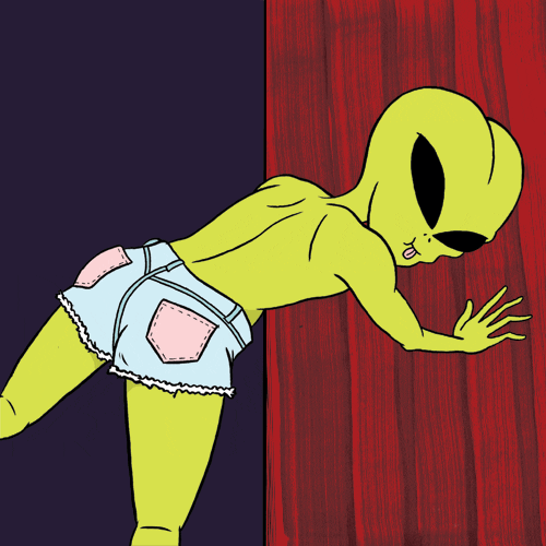 alien com formas tipicamente femininas rebolando de shortinho e sem camisa, de costas, apoiada numa superfície vermelha. sua pele é verde e la bota a língua para fora